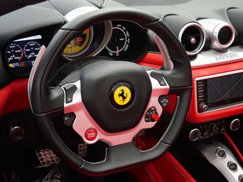 Used 2017 Ferrari California T RWD image 15