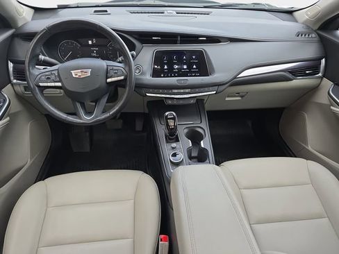 Used 2021 Cadillac XT4 Luxury w/ Cold Weather Package image 10