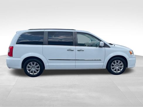 Used 2015 Chrysler Town & Country Touring w/ Driver Convenience Group FWD image 8