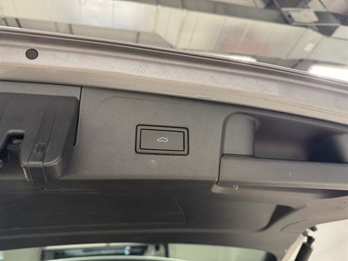 Used 2025 Volkswagen Atlas SE FWD image 21