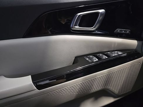 Certified 2024 Kia Carnival SX FWD image 18