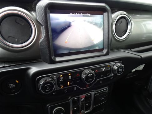 Used 2019 Jeep Wrangler Unlimited Sahara image 17