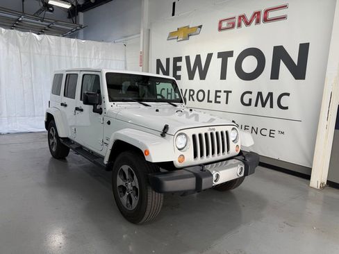 Used 2017 Jeep Wrangler Unlimited Sahara w/ Connectivity Group AWD/4WD image 2