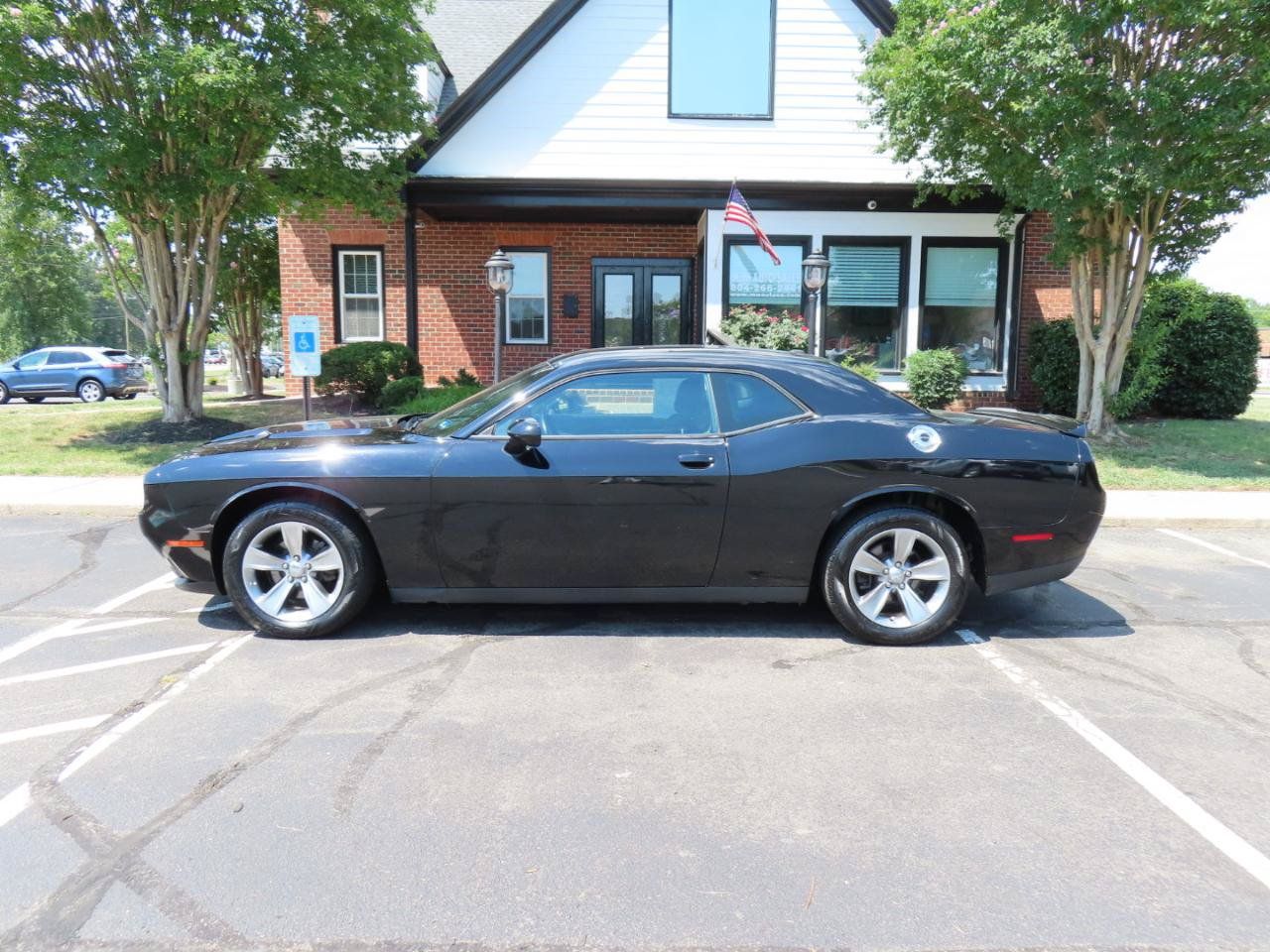 Used 2019 Dodge Challenger SXT RWD image 3