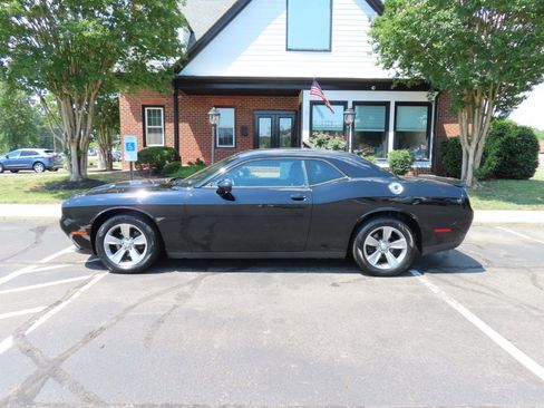 Used 2019 Dodge Challenger SXT RWD image 3