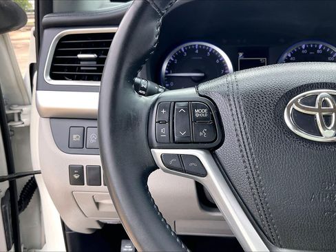 Used 2018 Toyota Highlander XLE FWD image 21