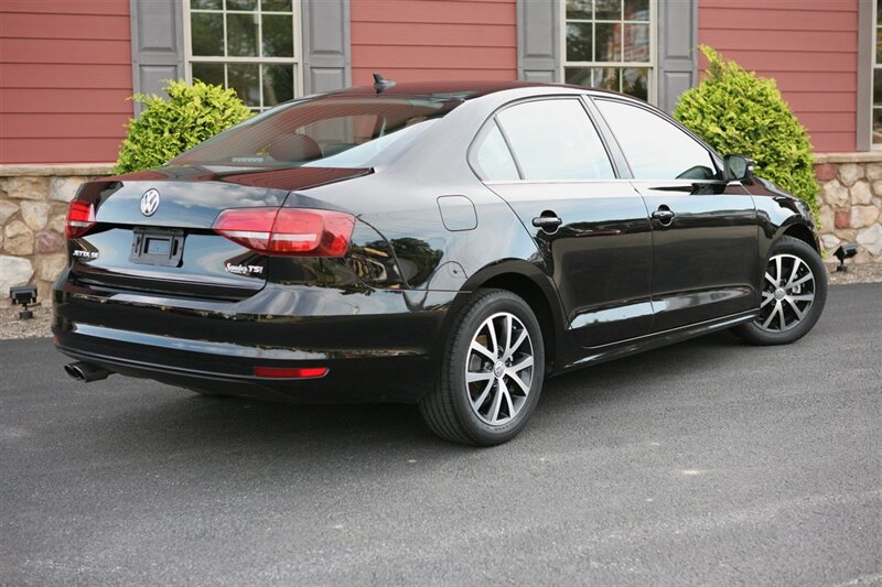 Used 2017 Volkswagen Jetta SE FWD image 5