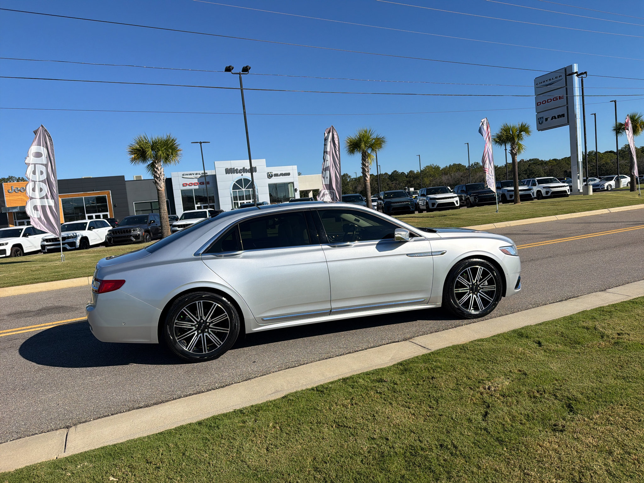 Used 2019 Lincoln Continental Reserve FWD image 3