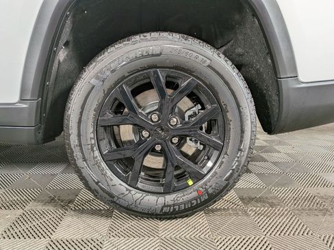 New 2025 Jeep Grand Cherokee L Altitude image 13