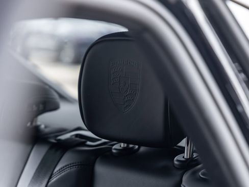 Certified 2023 Porsche Macan AWD/4WD image 36