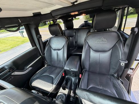 Used 2017 Jeep Wrangler Unlimited Sahara w/ Connectivity Group AWD/4WD image 14