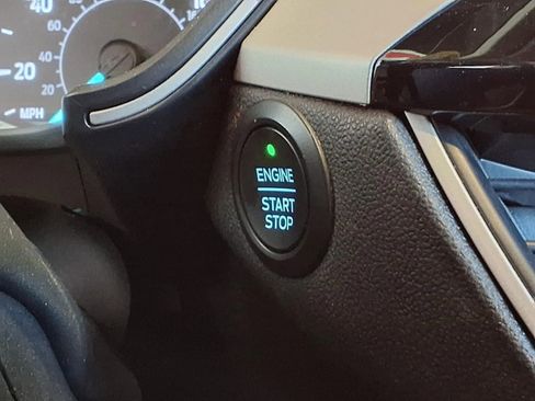 Used 2020 Ford Escape SE image 23