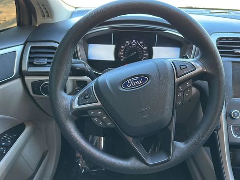 Used 2017 Ford Fusion SE w/ Fusion SE Technology Package image 28