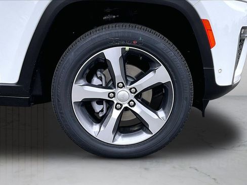 New 2026 Jeep Grand Cherokee Limited w/ Luxury Tech Group II AWD/4WD image 34