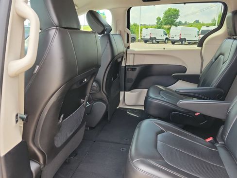 Used 2023 Chrysler Pacifica Touring-L FWD image 13