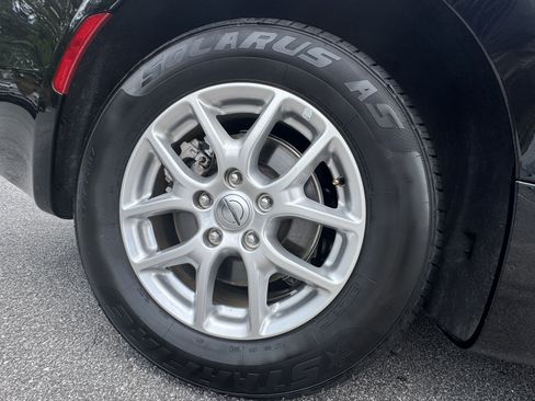 Used 2024 Chrysler Pacifica Touring-L FWD image 19