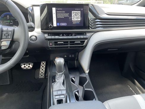 Used 2025 Toyota Camry SE w/ Convenience Package FWD image 23