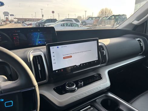 Certified 2025 Ford Expedition Active image 25