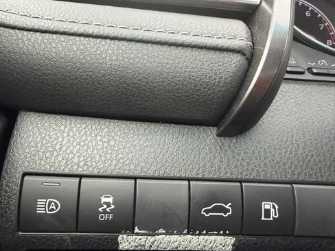 Used 2018 Toyota Camry SE w/ Moonroof Package FWD image 17