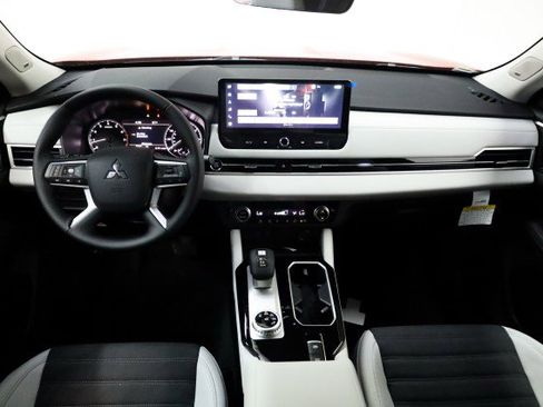 New 2025 Mitsubishi Outlander SE image 18