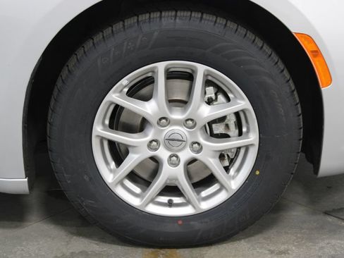 Used 2024 Chrysler Pacifica Touring-L FWD image 14