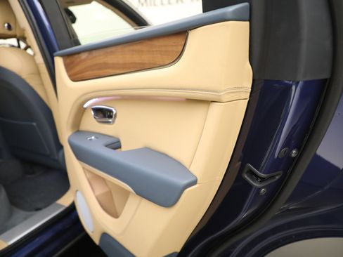 Used 2023 Bentley Bentayga image 27