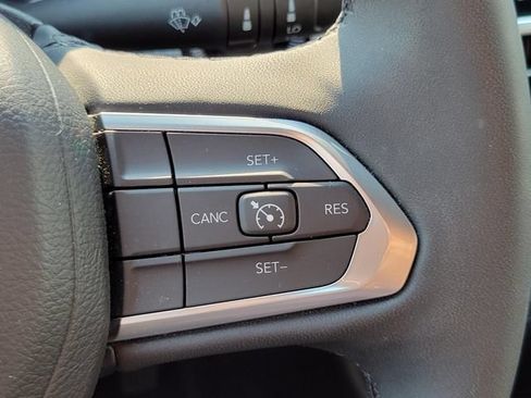 Used 2023 Jeep Compass Latitude AWD/4WD image 17