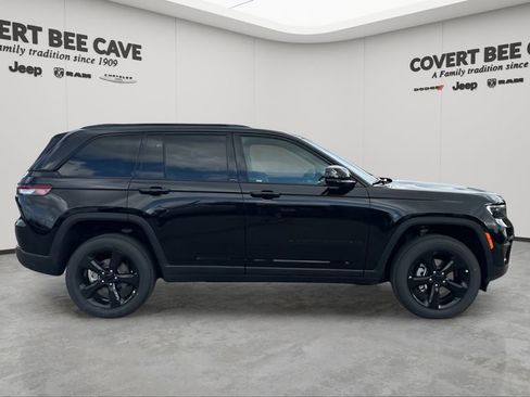 New 2025 Jeep Grand Cherokee Altitude image 11