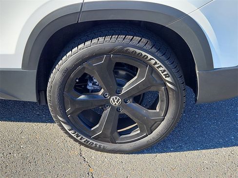 Certified 2025 Volkswagen Taos SE image 8