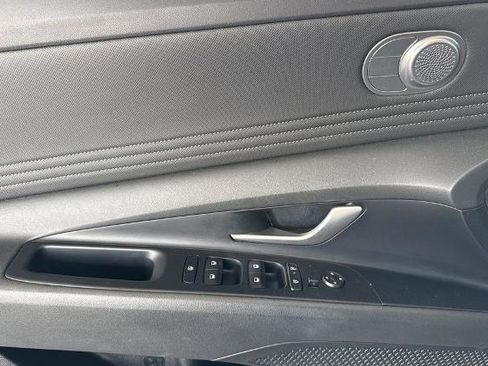 Used 2025 Hyundai Elantra Limited FWD image 17