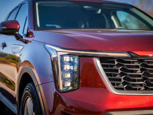 Used 2025 Kia Sorento LX image 10