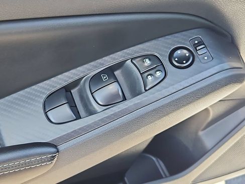 Used 2024 Nissan Altima 2.5 SV FWD image 11