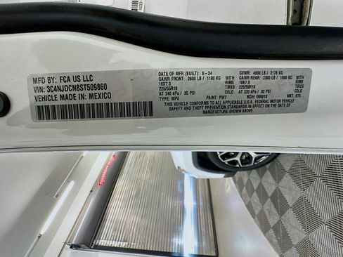 Used 2025 Jeep Compass Limited image 12