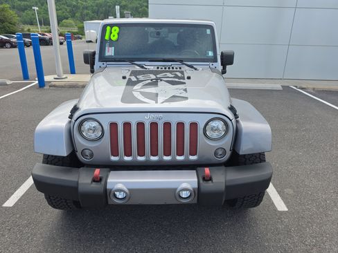 Used 2018 Jeep Wrangler Unlimited Sahara AWD/4WD image 8
