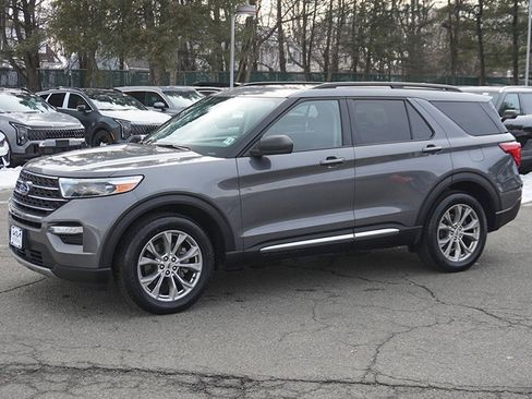 Used 2022 Ford Explorer XLT w/ Equipment Group 202A image 11