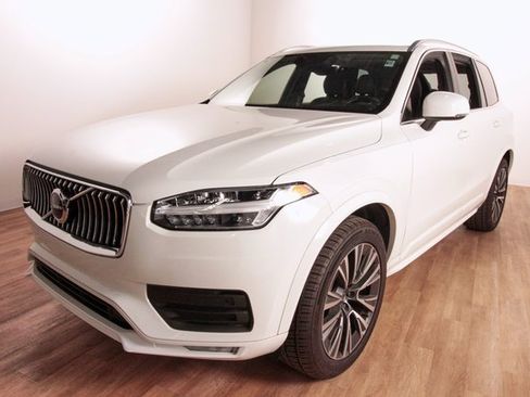 Certified 2022 Volvo XC90 T6 Momentum w/ Protection Package image 2