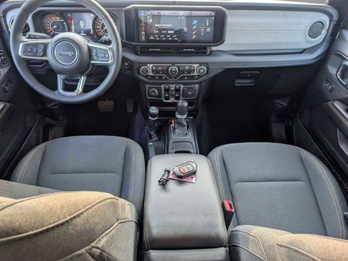 Used 2025 Jeep Wrangler Unlimited Sahara AWD/4WD image 31