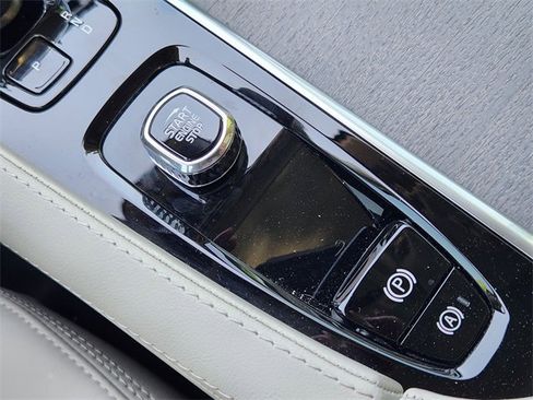 Used 2025 Volvo XC90 B6 Ultra w/ Lounge Package image 21