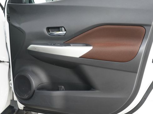 Used 2019 Nissan Kicks SR image 9