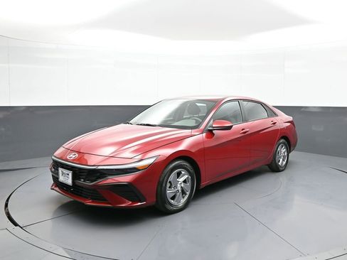 Certified 2024 Hyundai Elantra SE FWD image 1