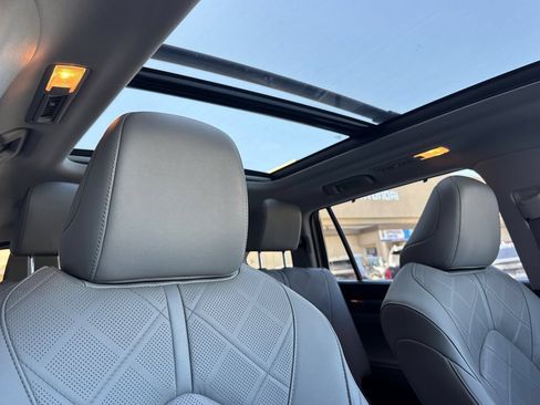 Used 2020 Toyota Highlander Platinum FWD image 17
