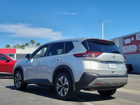 Used 2023 Nissan Rogue SV image 2