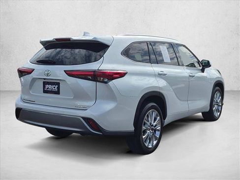 Used 2023 Toyota Highlander Limited FWD image 5