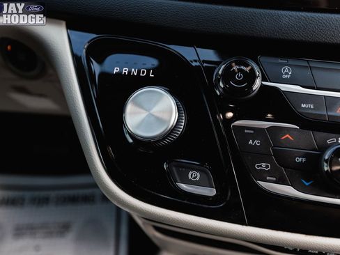 Used 2023 Chrysler Voyager LX image 19