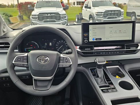 Used 2025 Toyota Sienna XLE image 36