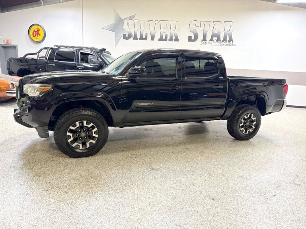 Used 2020 Toyota Tacoma SR5 RWD image 2