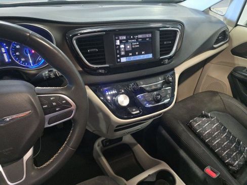 Used 2022 Chrysler Voyager LX FWD image 7