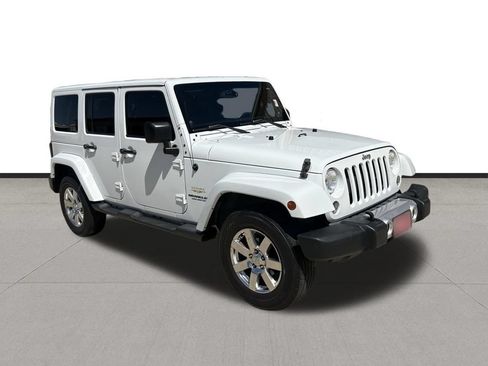 Used 2014 Jeep Wrangler Unlimited Sahara w/ Connectivity Group AWD/4WD image 3