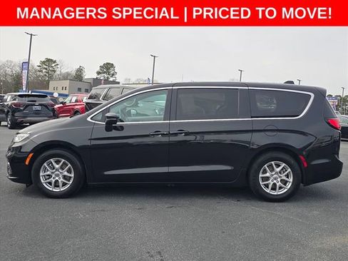 Used 2023 Chrysler Pacifica Touring-L image 9