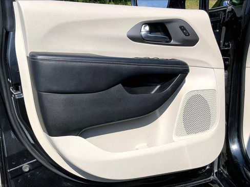 Used 2022 Chrysler Pacifica Touring-L FWD image 21